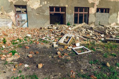 Çöp yığını, plastik ve inşaat çöpleriyle ekoloji kirliliği. Enkazın kaldırılması. Çöp yığını.