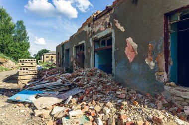 Çöp yığını, plastik ve inşaat çöpleriyle ekoloji kirliliği. Enkazın kaldırılması. Çöp yığını.