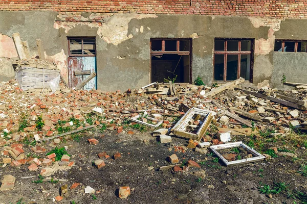 Montón de basura, contaminación ecológica con plástico y basura de construcción. Eliminación de escombros. Montón de basura . — Foto de Stock