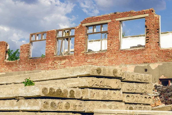 Vieja pared de ladrillo rojo. Shabby antigua pared de la casa con ventanas rotas. Peligro de colapso del edificio de emergencia. Un hogar en ruinas . —  Fotos de Stock