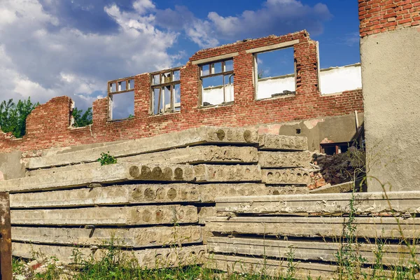 Vieja pared de ladrillo rojo. Shabby antigua pared de la casa con ventanas rotas. Peligro de colapso del edificio de emergencia. Un hogar en ruinas . — Foto de Stock