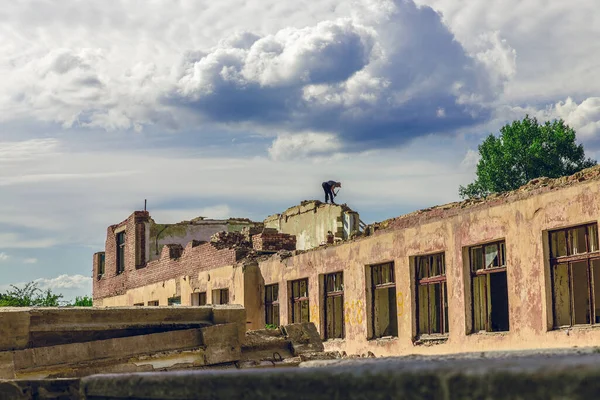 Vieja pared de ladrillo rojo. Shabby antigua pared de la casa con ventanas rotas. Peligro de colapso del edificio de emergencia. Un hogar en ruinas . — Foto de Stock