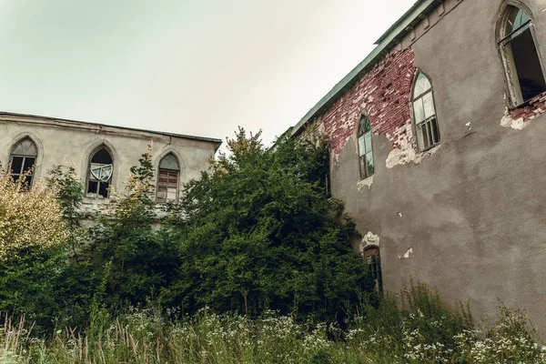 Mansión abandonada. El pueblo de Lyubotin en Ucrania. Svyatopolk-Mirsky . — Foto de Stock