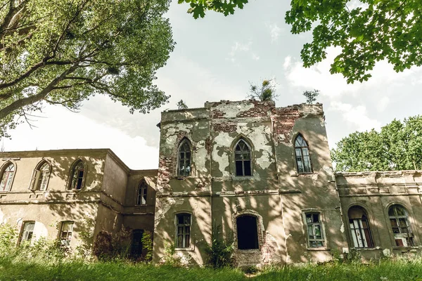 Mansión abandonada. El pueblo de Lyubotin en Ucrania. Svyatopolk-Mirsky . — Foto de Stock