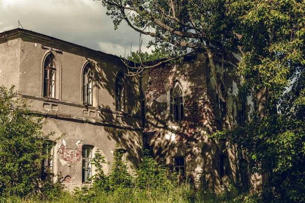 Verlaten landhuis. Het dorp Lyubotin in Oekraïne. Svyatopolk-Mirsky. — Stockfoto