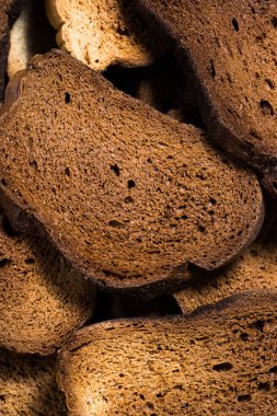 Kızarmış ekmeğin dokusunu. Beyaz arka planda kızarmış ekmek. Siyah kuru ekmek..