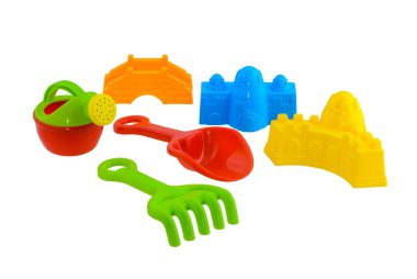 Grup izole kırpma yolu beyaz zemin üzerine çocukların plaj oyuncakları