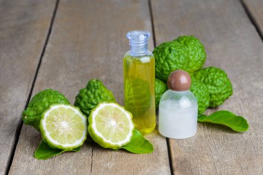 kozmetik ürünleri Bergamot uçucu yağ şampuan ve duş jeli taze bergamot meyve ahşap tablo