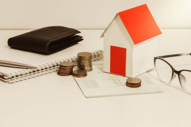 hesabı hesap cüzdanı veya mali tablo, kağıt ev modeli ve para ofis resepsiyon masası üzerinde tasarruf. İş, finans, özellik merdiven ya da ipotek kredi kavramı