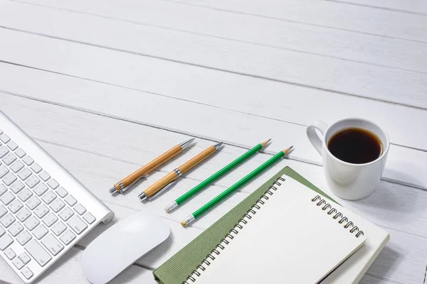 Mesa Escritorio Oficina Blanca Madera Con Taza Café Cuaderno Bolígrafo —  Fotos de Stock