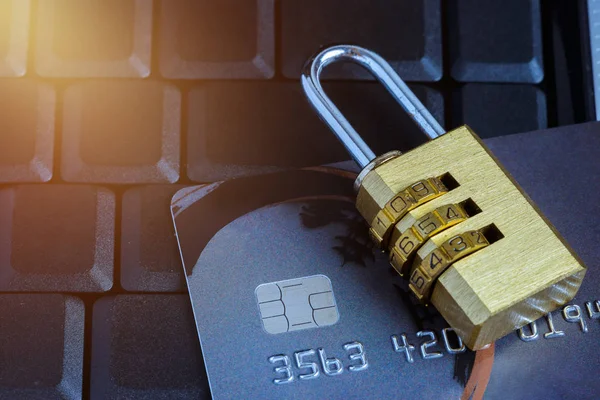 Sicherheitsschlösser Mit Passwort Und Kreditkartendatensicherheit Verletzung Datenentschlüsselung Auf Kreditkartenkonzept — Stockfoto