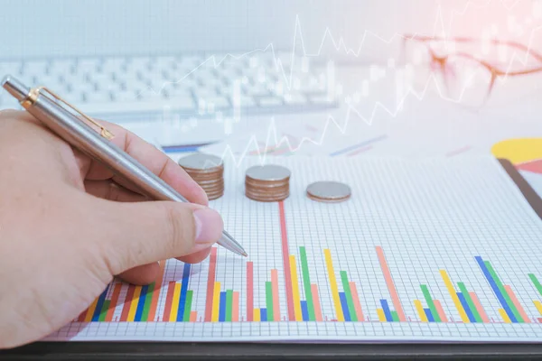 Hand Hält Stift Mit Börsendiagramm Abstrakter Aktienhandel Hintergrund Der Finanzwirtschaft — Stockfoto