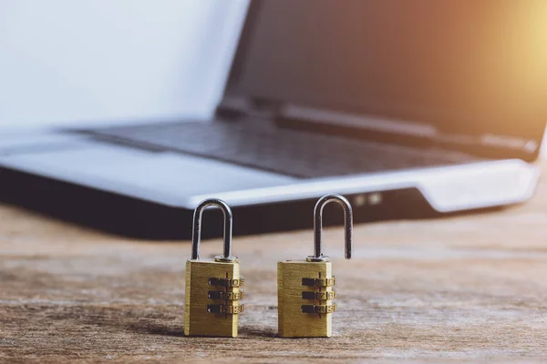 Fechar Fechadura Segurança Metal Com Senha Teclado Computador Conceito Bloqueio — Fotografia de Stock