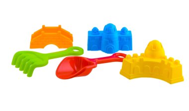 Grup izole kırpma yolu beyaz zemin üzerine çocukların plaj oyuncakları