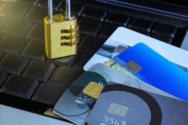 Güvenlik kilitleri ile parola ve kredi kartı veri güvenlik ihlali, kredi kart kavramı üzerinde veri şifre çözme