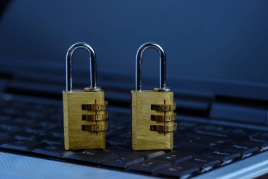 Closeup metal güvenlik kilidi parola üstünde bilgisayar klavye, bilgisayar güvenlik çift kilit kavram ile