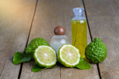 kozmetik ürünleri Bergamot uçucu yağ şampuan ve duş jeli taze bergamot meyve ahşap tablo