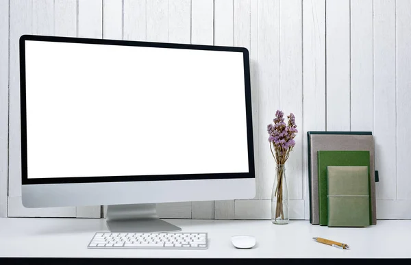 Sfondo Sul Posto Lavoro Con Schermo Bianco Bianco Computer Desktop — Foto Stock