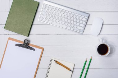 Kahve, defter, kalem, bilgisayar klavye fare üstünde o ile ahşap beyaz ofis resepsiyon masası. Kopya alanı ile Üstten Görünüm