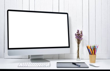 çalışma alanı arka plan boş beyaz ekran modern masaüstü bilgisayar, klavye, fare kalem, tebeşir Beyaz ahşap antika arka plan ile tasarımcılar için