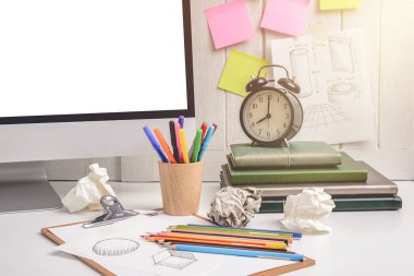 çalışma alanı arka plan için tasarımcılar ile boş beyaz ekran modern masaüstü bilgisayar, klavye, pastel boya, eskiz kağıt, kitap, çalar saat Beyaz ahşap antika arka plan