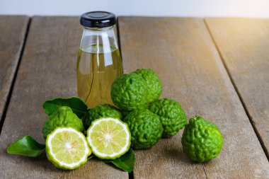 taze bergamot meyve narenciye bergamia ve Bergamot uçucu yağ ahşap masa arka plan üzerinde