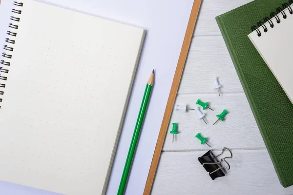 Meja Kantor Wooden White Dengan Secangkir Kopi Notebook Pen Atasnya — Stok Foto