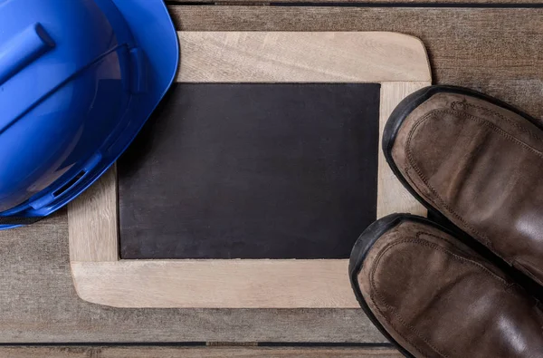 Capacete Segurança Proteção Azul Sapatos Segurança Com Chalkboard Fundo Madeira — Fotografia de Stock