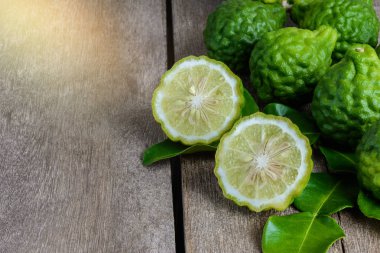 ahşap masa arka plan üzerinde taze bergamot meyve