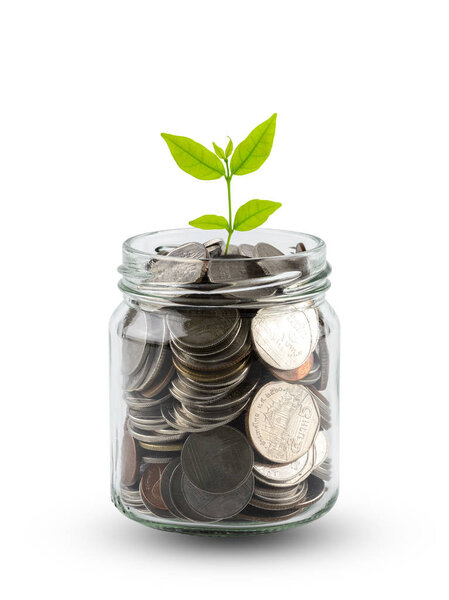 Стеклянные банки с полными монетами изолированы на белом фоне с вырезанием пути. концепция экономии
