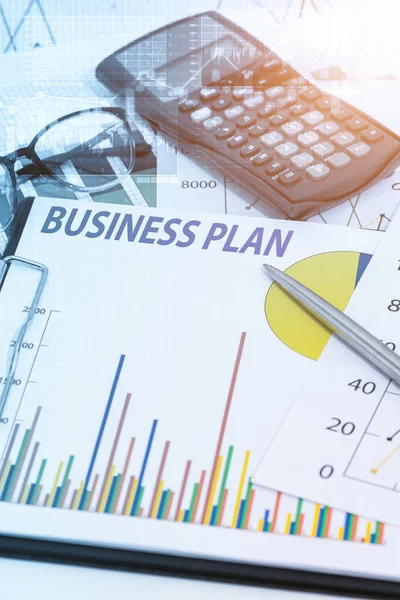 Businessplan Und Businessplan Mit Taschenrechner Stift Brille Managementhaushaltsplanung Finanz Bildungskonzepte — Stockfoto