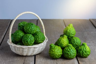ahşap masa arka plan üzerinde ahşap sepet içinde taze bergamot meyve