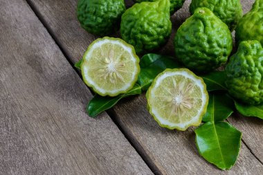ahşap masa arka plan üzerinde taze bergamot meyve