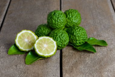 ahşap masa arka plan üzerinde taze bergamot meyve