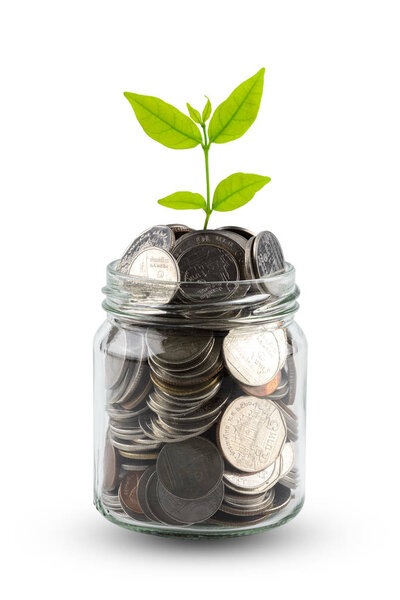 Стеклянные банки с полными монетами изолированы на белом фоне с вырезанием пути. концепция экономии
