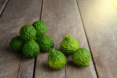 ahşap masa arka plan üzerinde taze bergamot meyve