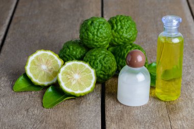 kozmetik ürünleri Bergamot uçucu yağ şampuan ve duş jeli taze bergamot meyve ahşap tablo
