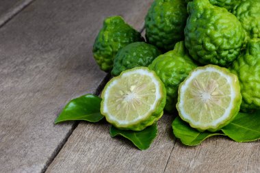 ahşap masa arka plan üzerinde taze bergamot meyve