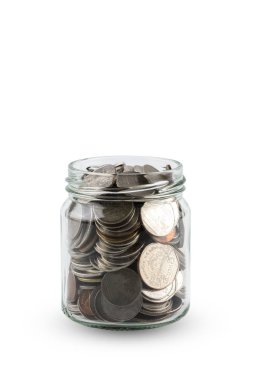 Kırpma yolu ile beyaz arka plan üzerinde izole tam jetonlu cam kavanozlar. tasarruf kavramı