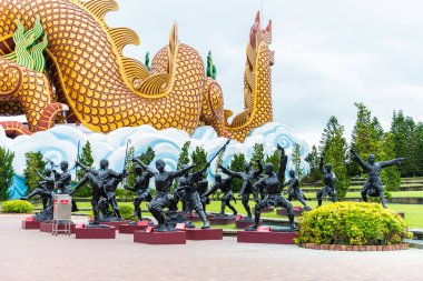 Çin keşiş ya da Çin Shaolin Kung fu Dragon soyundan Müzesi: Suphanburi, Thailand üzerinde 10 Haziran 2018'nde bronz (siyah) heykeli.