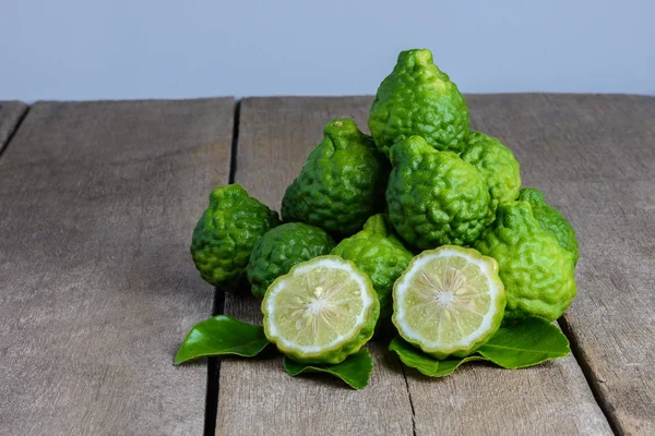 ahşap masa arka plan üzerinde taze bergamot meyve