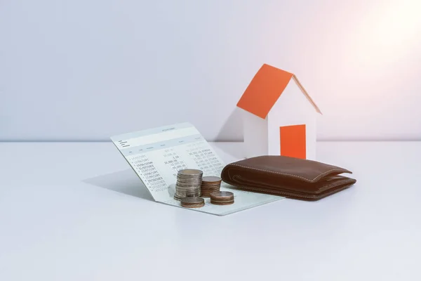 保存帐户存折或财务报表 纸房子模型 和在办公桌上的硬币 物业阶梯或按揭贷款概念 — 图库照片
