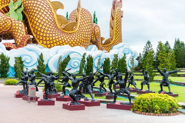 Çin keşiş ya da Çin Shaolin Kung fu Dragon soyundan Müzesi: Suphanburi, Thailand üzerinde 10 Haziran 2018'nde bronz (siyah) heykeli.