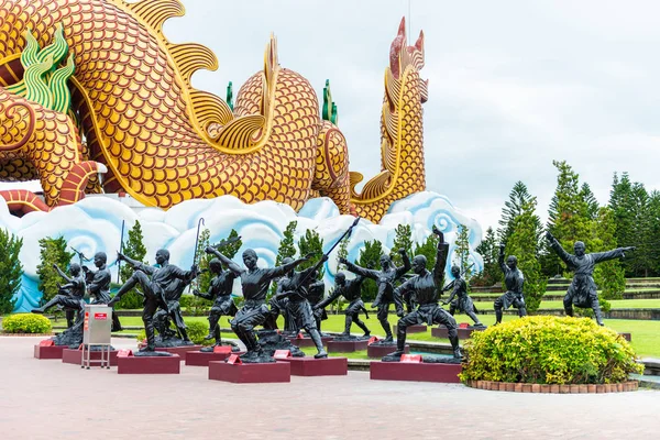 Çin keşiş ya da Çin Shaolin Kung fu Dragon soyundan Müzesi: Suphanburi, Thailand üzerinde 10 Haziran 2018'nde bronz (siyah) heykeli.