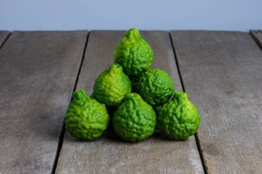 ahşap masa arka plan üzerinde taze bergamot meyve