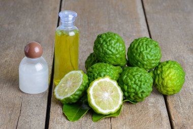 kozmetik ürünleri Bergamot uçucu yağ şampuan ve duş jeli taze bergamot meyve ahşap tablo