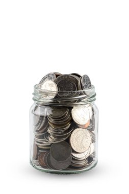 Kırpma yolu ile beyaz arka plan üzerinde izole tam jetonlu cam kavanozlar. tasarruf kavramı