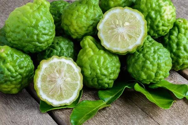 ahşap masa arka plan üzerinde taze bergamot meyve