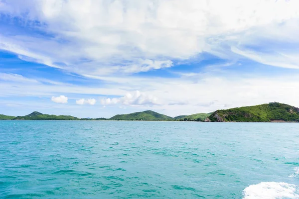 Tło Seascape Góry Piękne Niebo Falami Żaglowca Morzu — Zdjęcie stockowe
