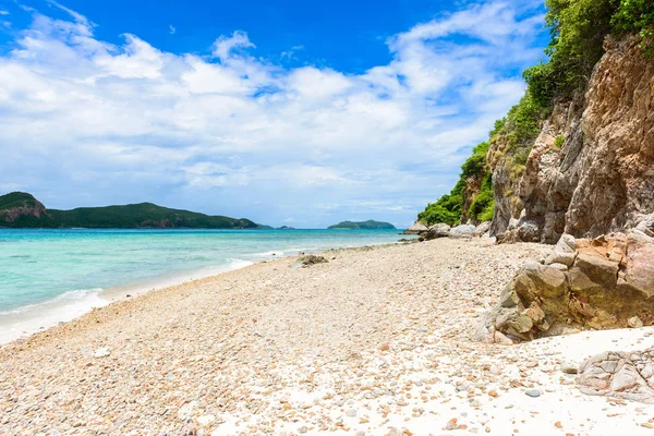 Kayalık sahil ve beyaz kum plaj mavi deniz ile Kohkham. Sattahip, Chonburi, Tayland, Thailand